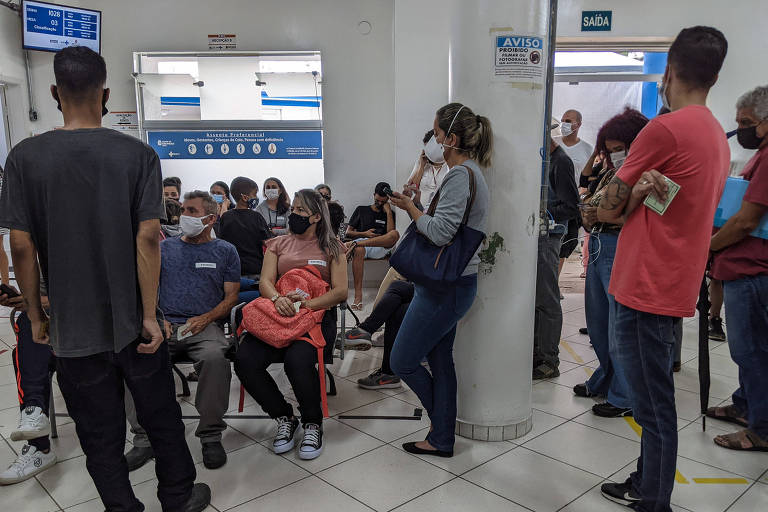 Pessoas esperam atendimento no Hospital Central Sorocabana, na região da Lapa, zona oeste de São Paulo.