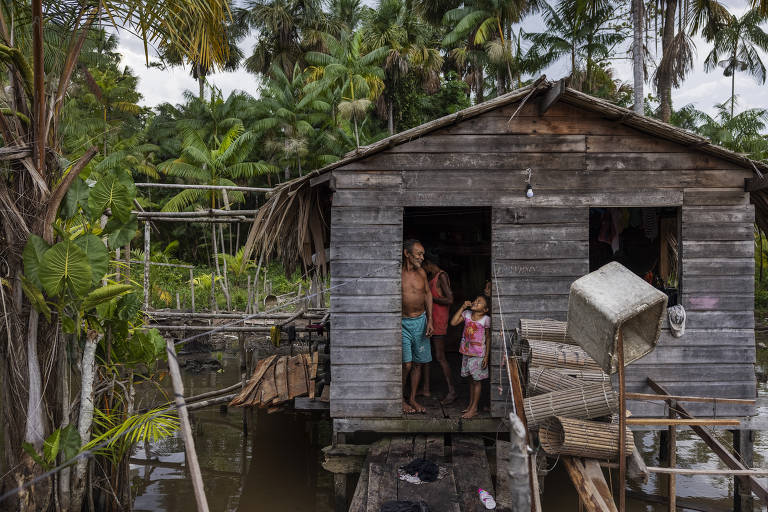 Miguel Dias Moreira com sua família em casa, na zona rural de Melgaço; residência ganhou sistema fotovoltaico