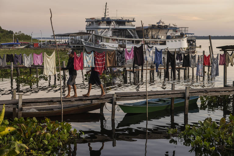 Embarcações utilizadas para instalação de placas solares na Vila de Santo Amaro, em Portel