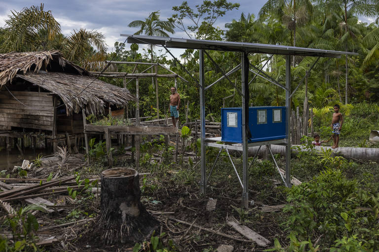Miguel Dias Moreira, 63, posa ao lado das placas solares de sua casa, em Melgaço
