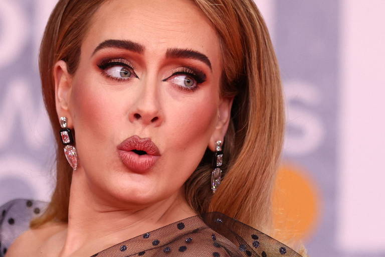 Adele relembra lesão na região do cóccix após pegadinha do filho