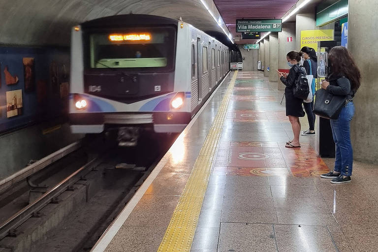 Passageiros aguardam embarque na estação Trianon-Masp do Metrô de São Paulo