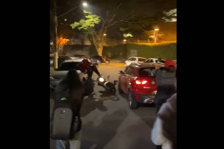 Reprodução de vídeo mostra um carro vermelho batendo em uma moto