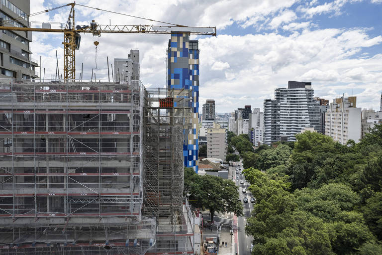 Imagem de edifício em construção na avenida Rebouças, na zona oeste da capital paulista