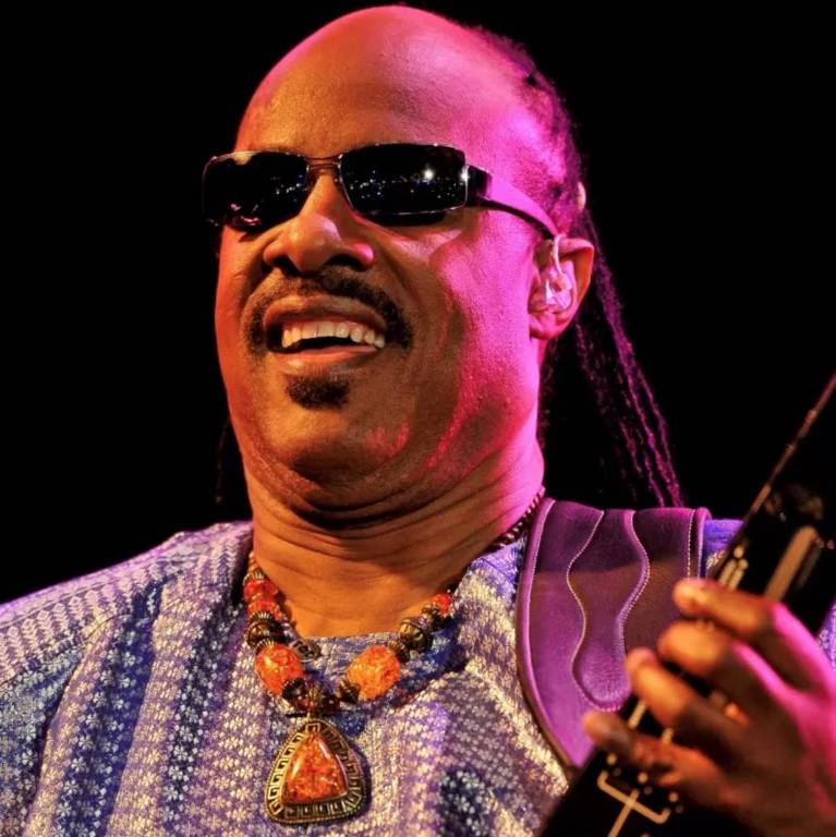 Em 2011, Stevie Wonder cantou 'Garota de Ipanema', de Tom Jobim e Vinícius de Moraes, e 'Você Abusou', de Antônio Carlos e Jocafi
