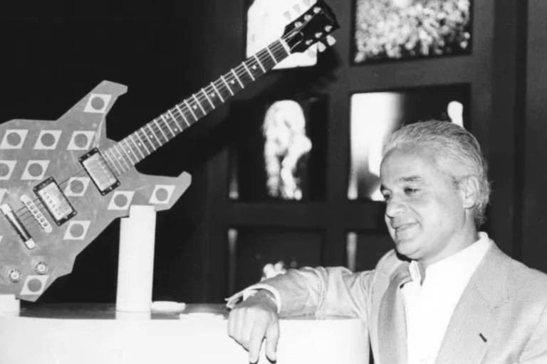 Roberto Medina e a guitarra verde e amarela que ganhou de presente do guitarrista dos Scorpions, Mathias Jabbs, em 1985