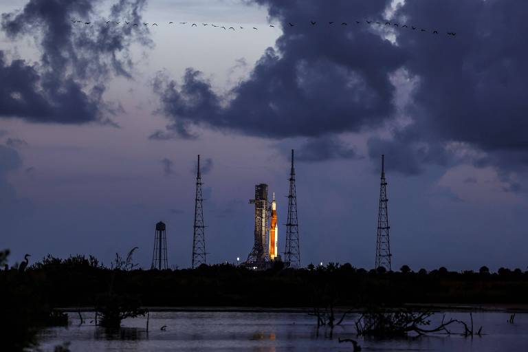 O foguete SLS e a cápsula Orion da missão lunar Artemis I repousam na plataforma 39B do Centro Espacial Kennedy, na Flórida, aguardando lançamento