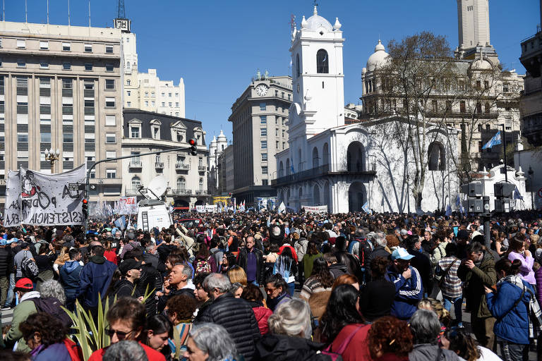 Multidão se reúne para repudiar atentado contra Cristina Kirchner na capital
