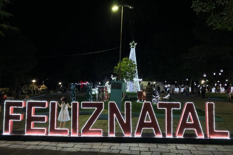 Também há possibilidade de hora extra no dia 25 de novembro, Natal. Na imagem, decoração da praça de Iguatama, Minas Gerais