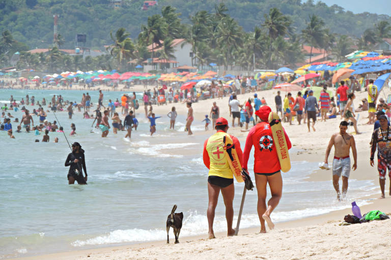 A Proclamação da República é celebrada dia 15 de novembro. Na imagem, movimentação na praia de Cabo de Santo Agostinho (PE), no feriado de 2021
