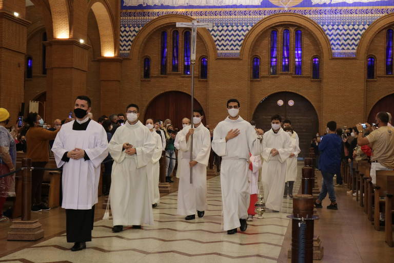 12 de outubro é o Dia de Nossa Senhora da Conceição Aparecida, feriado determinado por lei e em que o trabalhador pode negociar pagamento em dobro. Na imagem, novena de Nossa Senhora Aparecida celebrada em 2021