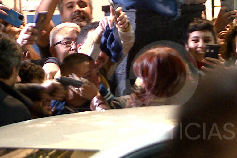 Reprodução da TV pública mostra momento em que homem se aproxima da vice-presidente Cristina Kirchner com arma em Buenos Aires  

