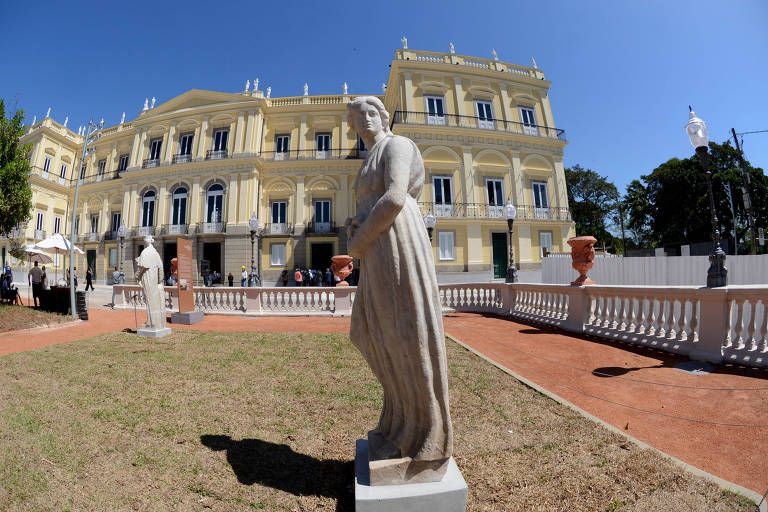 Jardim com estátuas do Museu Nacional, no Rio, é aberto ao público após incêndio