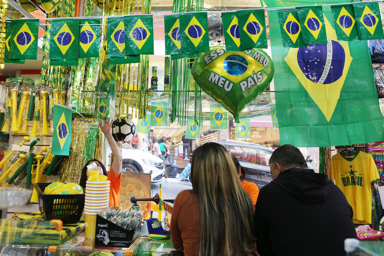 Lojas da 25 de Março vendem produtos para Copa do Mundo
