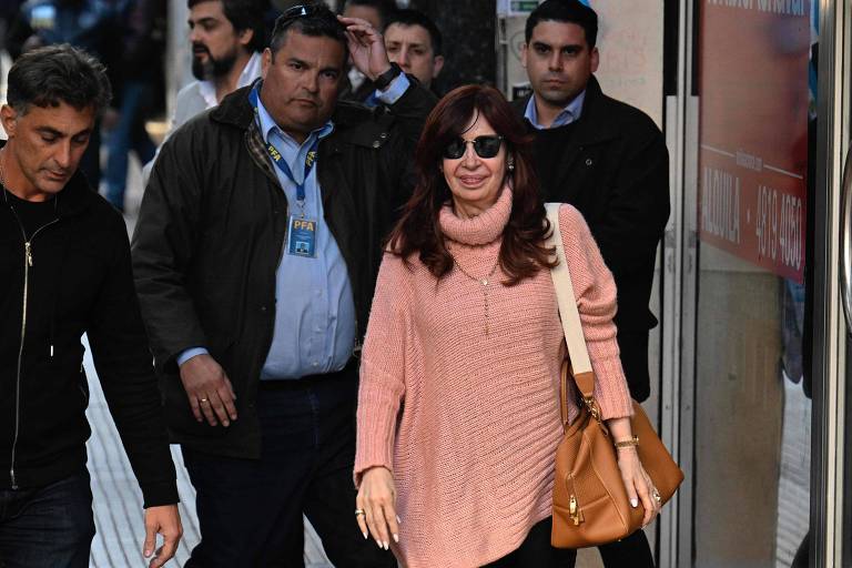 A vice-presidente da Argentina Cristina Kirchner vai em direção a apoiadores perto de sua residência, em Buenos Aires; esta foi a primeira vez em que ela saiu de casa desde o atentado - Luis Robayo - 2.set.22/AFP