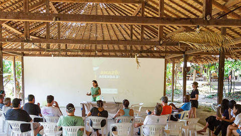 Marina Grossi, do CEBDS (ao centro), durante reunião com CEOs e pesquisadores na região amazônica
