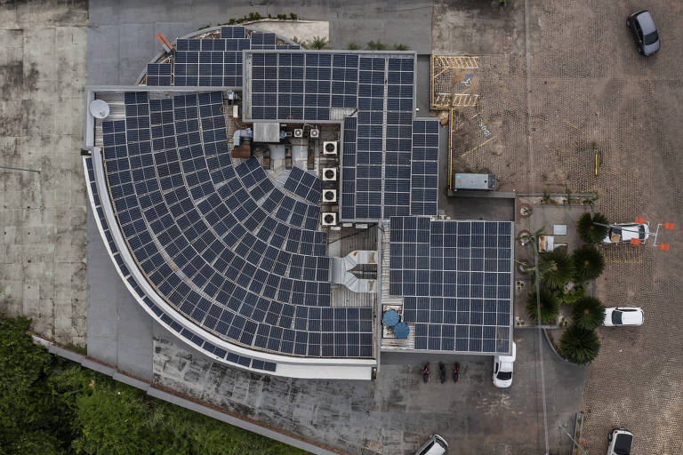 Vista de drone do telhado cheio de placas
