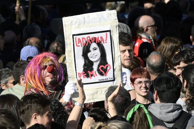 Multidão se reúne para repudiar atentado contra Cristina Kirchner na capital