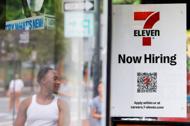 Anúncio de emprego em loja da 7-Eleven, nos EUA