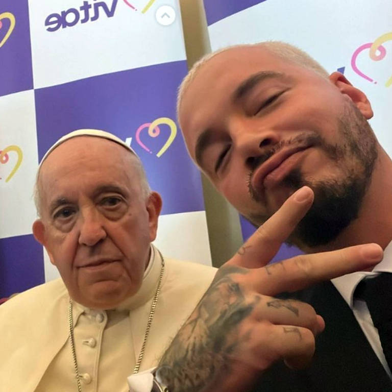 Cantor J Balvin posa com Papa Francisco e brinca: "Gangue latina"