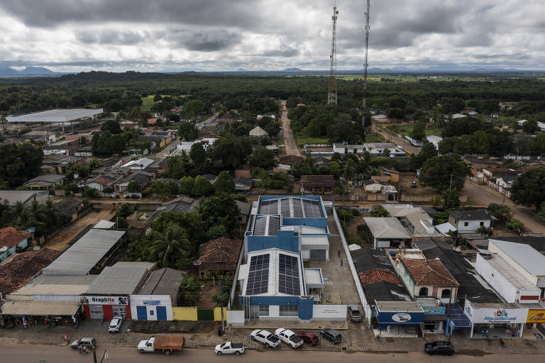 Placas solares fotovoltaicas cobrem o telhado do prédio do fórum de Mucajaí em Roraima