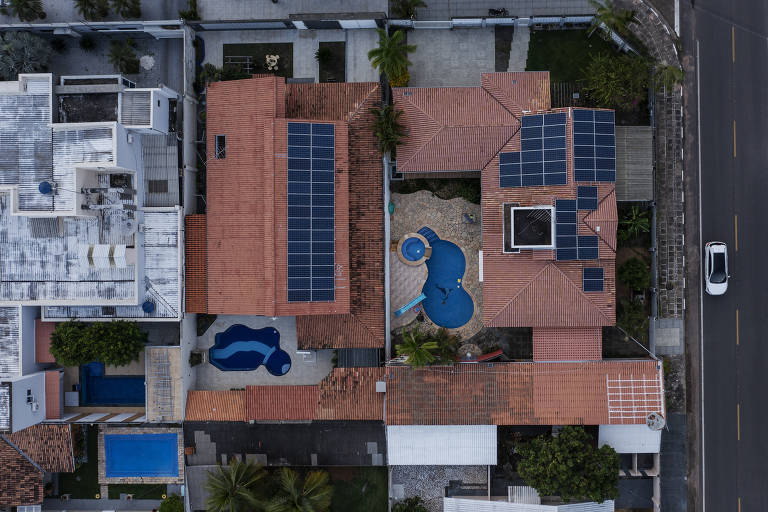 Placas solares fotovoltaicas cobrem os telhados das casas em um bairro residencial de Boa Vista