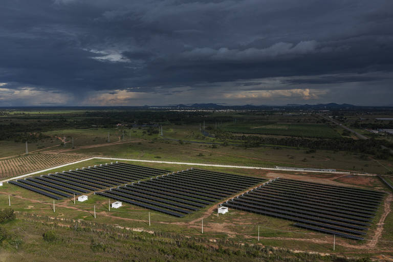 Vista aérea da Usina de Energia Solar de Boa Vista, localizada na zona rural da cidade