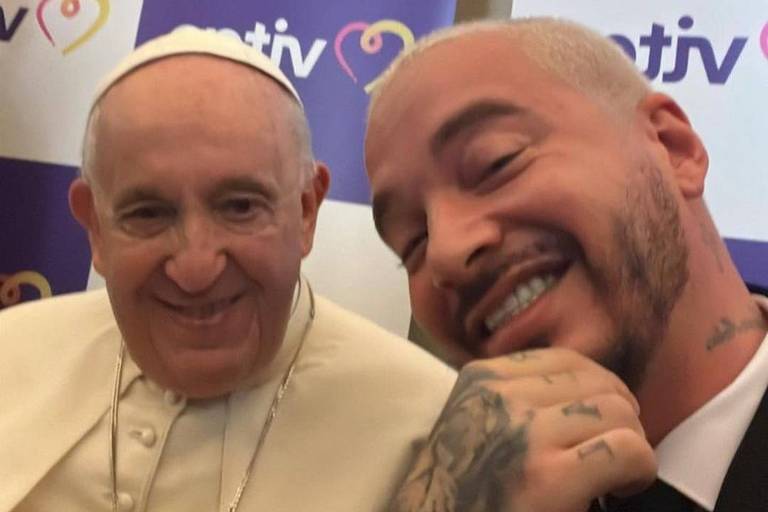Cantor J Balvin faz selfie com papa Francisco