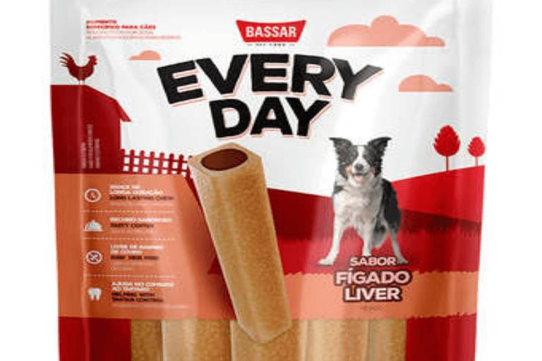 A foto mostra pacote de petiscos para cachorros produzido pela Bassar