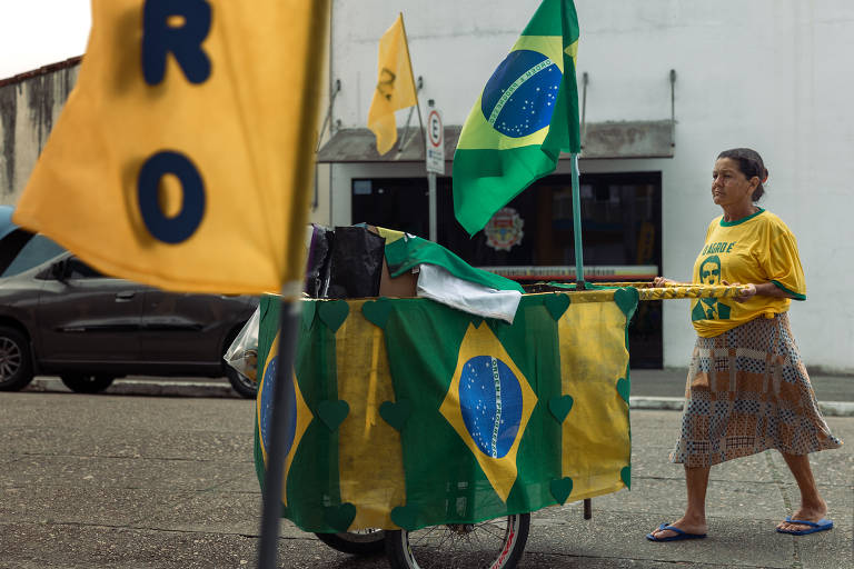 A catadora de materiais recicláveis Marli participa de ato a favor do presidente Bolsonaro em Eldorado, no interior de São Paulo