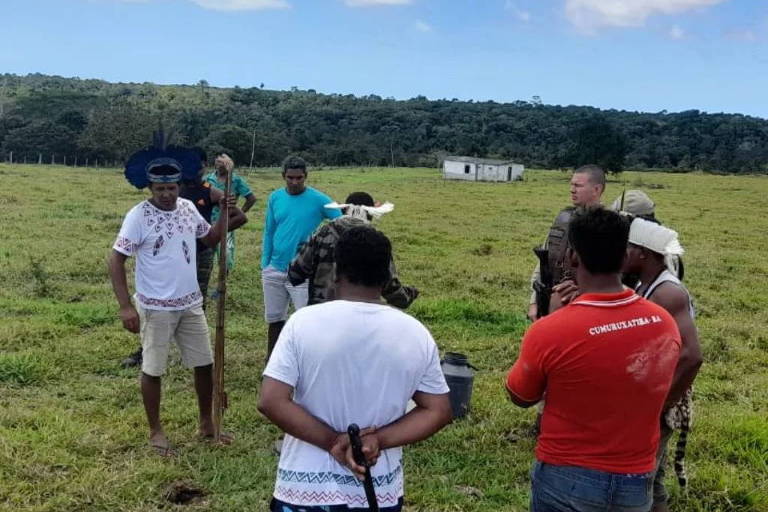 Indígenas da terra Comexatibá, no sul da Bahia, conversam com policial após suposto ataque
