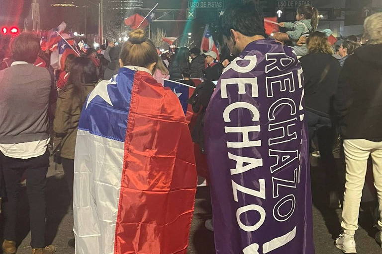 Chilenos que votaram contra a nova proposta de Constituição celebram em Santiago
