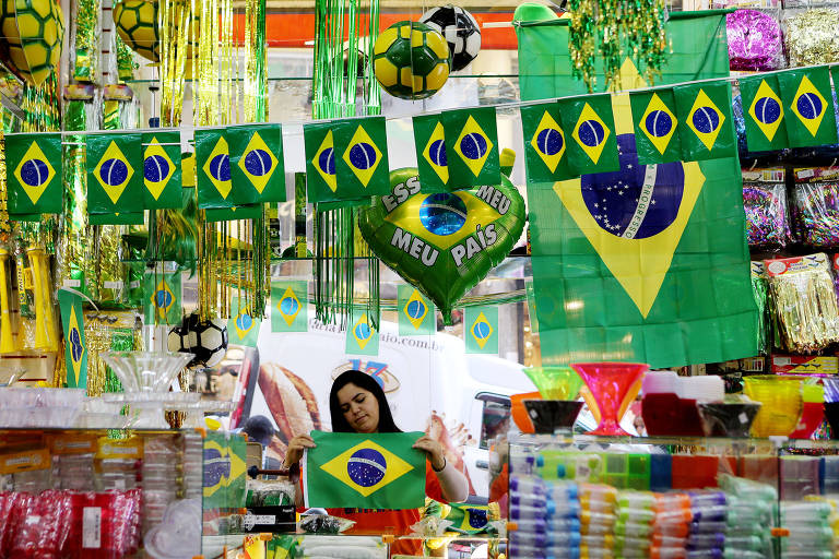 Interior de uma loja decorada com bandeiras do Brasil