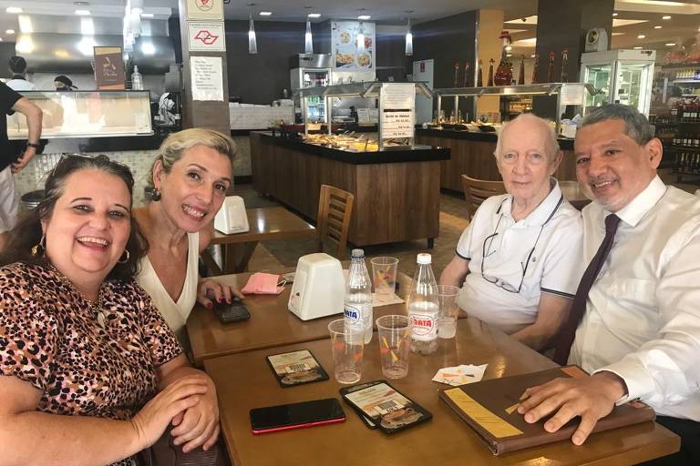 Newton Flora (1931- 2022), o sobrinho, Luis Flora, a filha, Márcia Flora ( de blusa estampada) e Nuria Sanchez, esposa de Luis