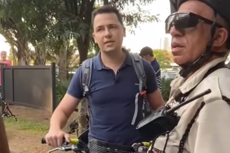 Capitão-tenente da Marinha Joanesson Stahlschmidt, 36, se explica para seguranças do parque Ibirapuera