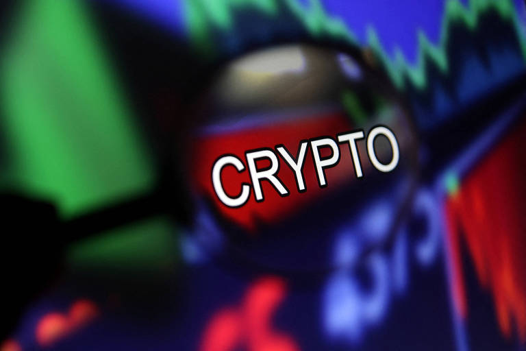 Ilustração com a palavra "crypto" sobre gráficos de movimentações do mercado em tela de computador