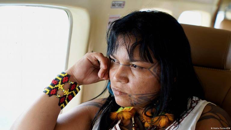 Indígena Auricélia Fonseca Arapium observa o desmatamento na Amazônia da janela de um avião