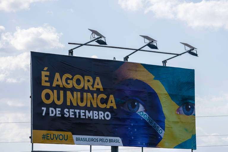 Bolsonaro promove inédita fusão de ato eleitoral e celebração cívico-militar