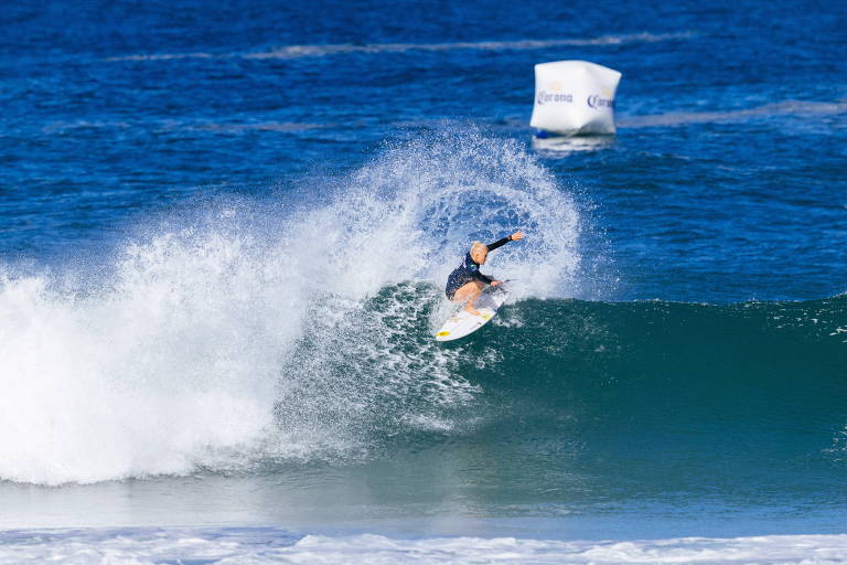 Tatiana Weston-Webb tenta colar coração quebrado na final do Mundial de surfe