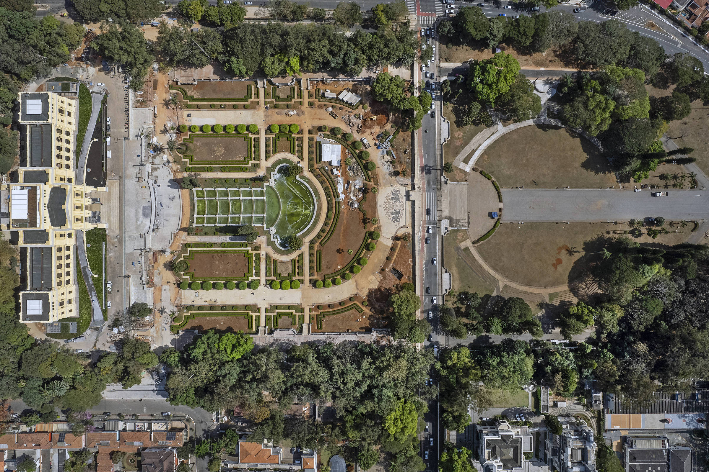 Jornal Informativo da Bahia - Grupo de estudantes utiliza Jardim