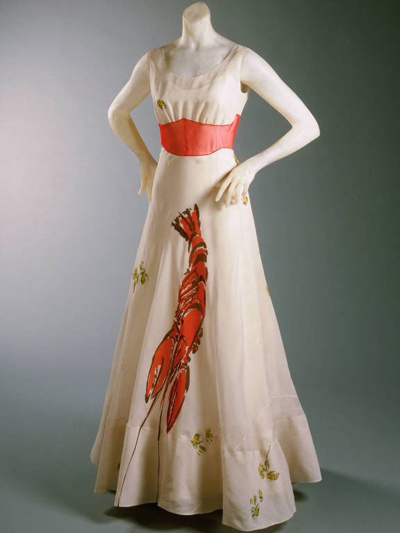 O vestido-lagosta, usado em 1937 pela socialite norte-americana Wallis Simpson e parte da exposição 'Shocking'!