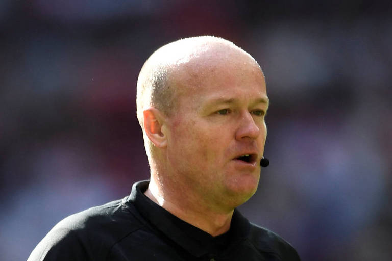 Close do rosto do ex-árbitro de campo Lee Mason, atualmente árbitro assistente de vídeo (VAR), punido na Inglaterra por marcação considerada errada em partida da Premier League; ele é careca