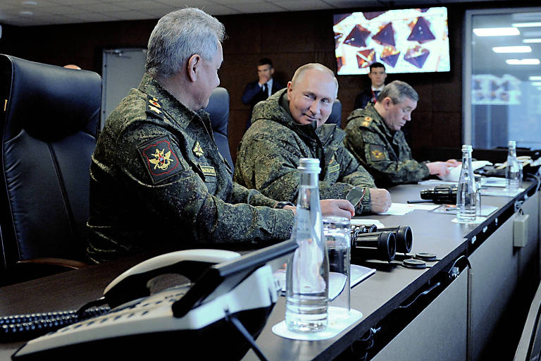 Putin sorri para Choigu, ao lado de Gerasimov, no centro de treinamento de Sergueiévski, no Extremo Oriente russo