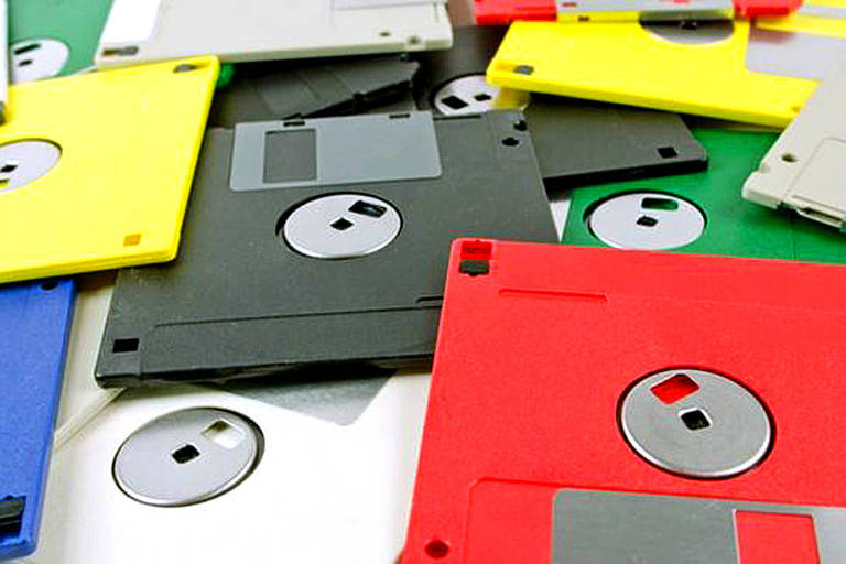 Por que o Japão declarou guerra a disquetes e CDs