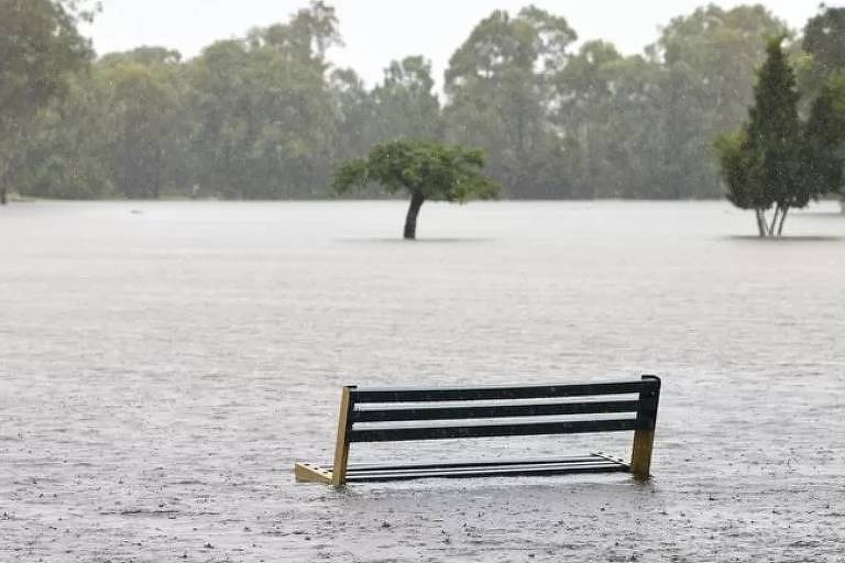 A foto mostra uma região alagada. Só é possível ver um banco quase submerso. O La Niña provoca mudanças climáticas nas Américas, na Ásia, na África e na Oceania. Em alguns pontos, leva à seca, em outros, ao aumento de chuvas