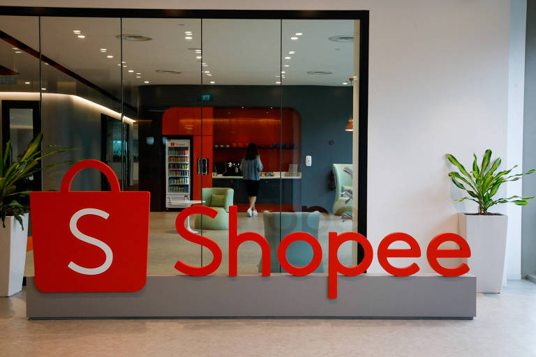 Imagem mostra logo da Shopee em escritório da empresa