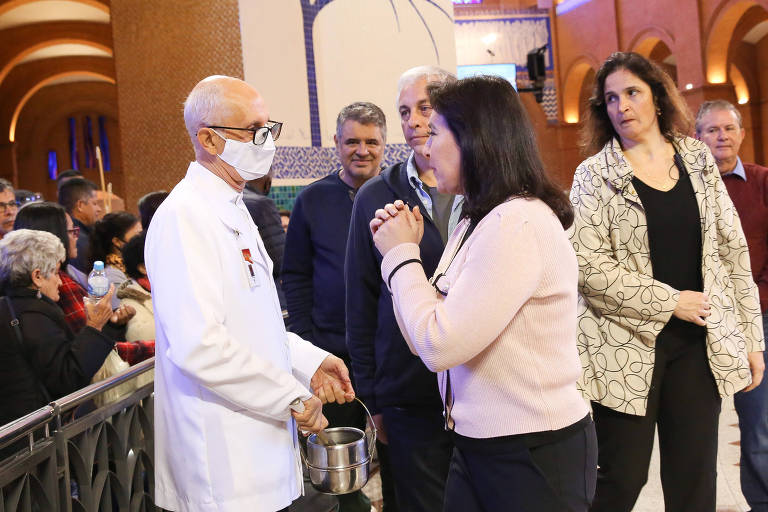 Simone Tebet (MDB), candidata à presidência, conversa com sacerdote da Basílica de Nossa Senhora Aparecida, no interior de São Paulo, ao lado de apoiadores e correligionários