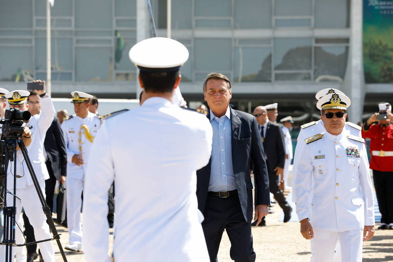 O presidente Jair Bolsonaro (PL) desfila ao lado de militares em evento de substituição da bandeira nacional, ocorrido no domingo (4)