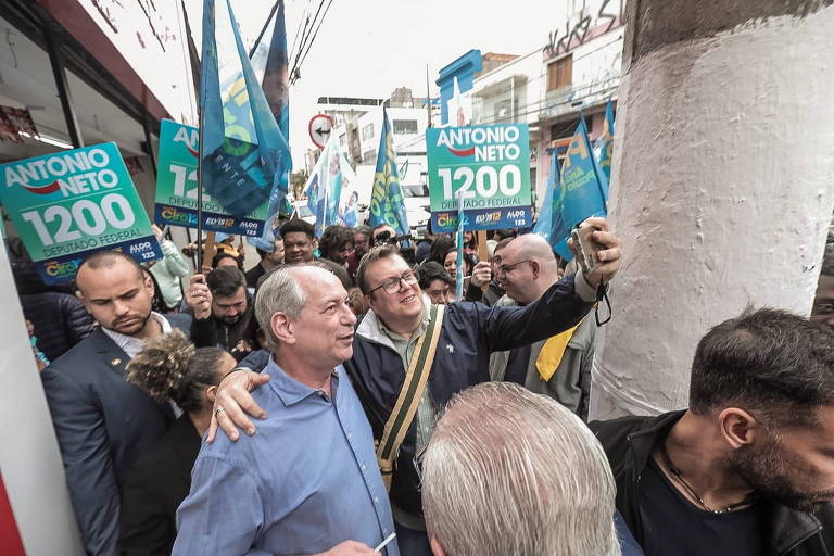 O candidato a presidência Ciro Gomes (PDT) tria fotos com apoiadores na Rua das Noivas, centro da cidade de São Paulo, em evento oficial de campamha