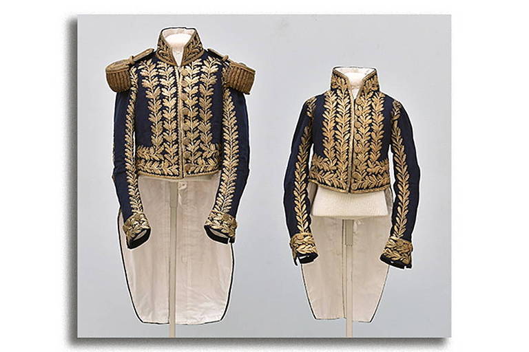 Peças de roupa utilizadas por dom Pedro 2º em seu casamento e na cerimônia de maioridade, as vestes são azuis, com detalhes em dourado